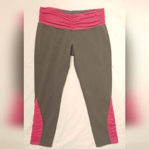 Patagonia Capri Yoga/ Athletic Legging Size Medium in Grey with Pink
